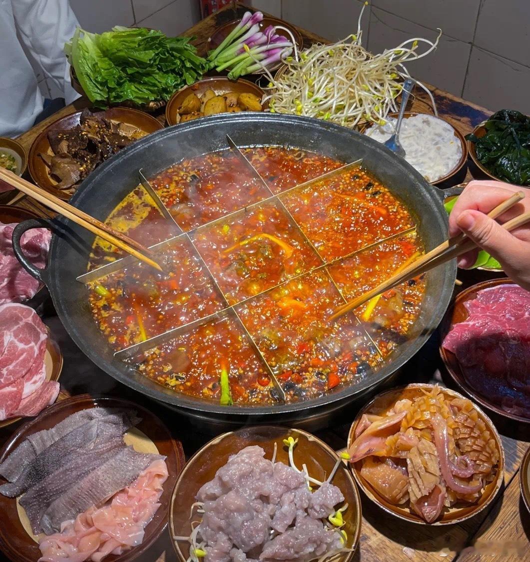 给老外一点中国美食震撼 发现外国大叔吃臭豆腐，从犹豫到吃得停不下来，还说外酥里嫩
