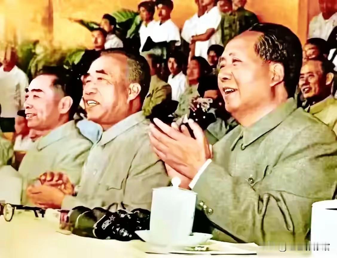 这张修复上色的经典历史照片里，从左至右依次为周恩来、朱德、毛泽东三位伟人。三人同