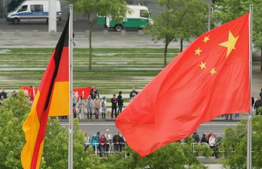德国总理飞机未达中国，中国上千吨稀土已先抵德，谁料不到48小时，德国经济部竟立刻