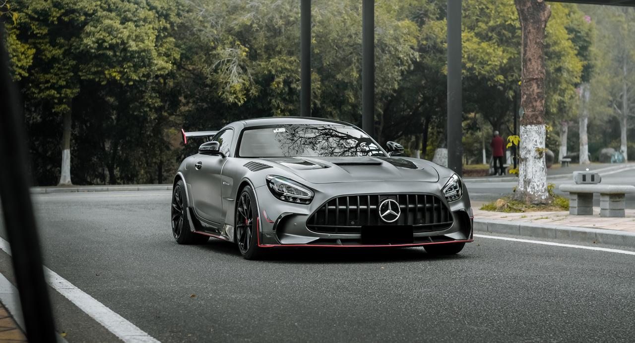 对于一台那么特别的车型，在刚购入AMG GT的这位车主也就想把自己的爱车打造成A