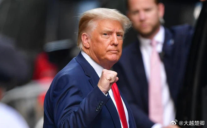 特朗普透露，白宫资深医生认为，他非常健康。如果不吃垃圾食品，他能活到200岁。 