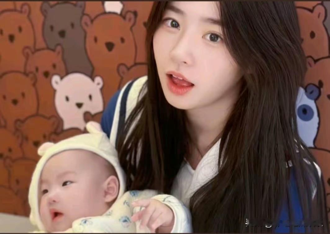 黄一鸣自曝大四实习期就怀孕了，还说第一次见王思聪就热恋，她真的把流量玩得明明白白