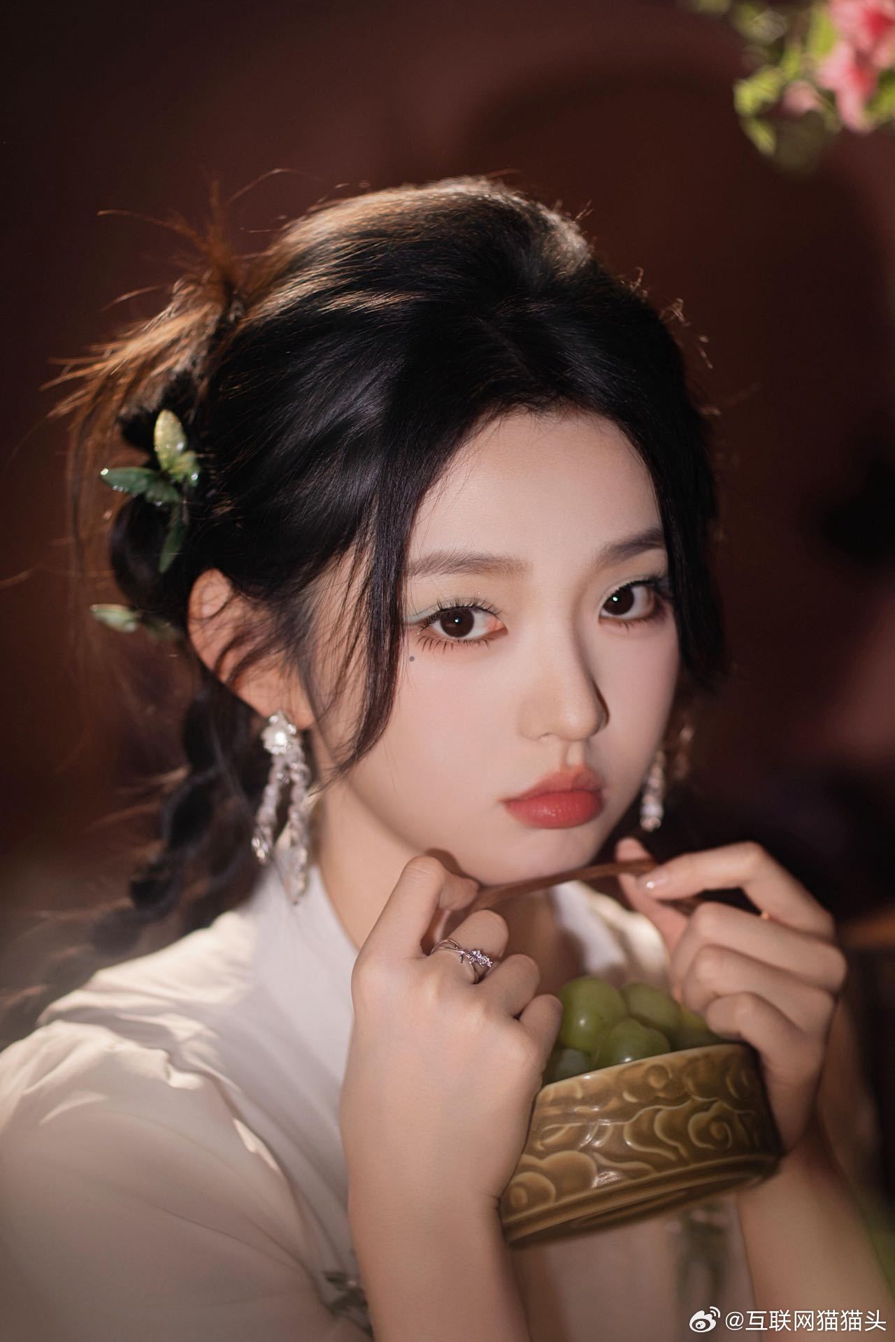 以为李柯以是跨界结果是老本行李柯以业务广泛又专业！看到她最近的时尚大片，镜头感和