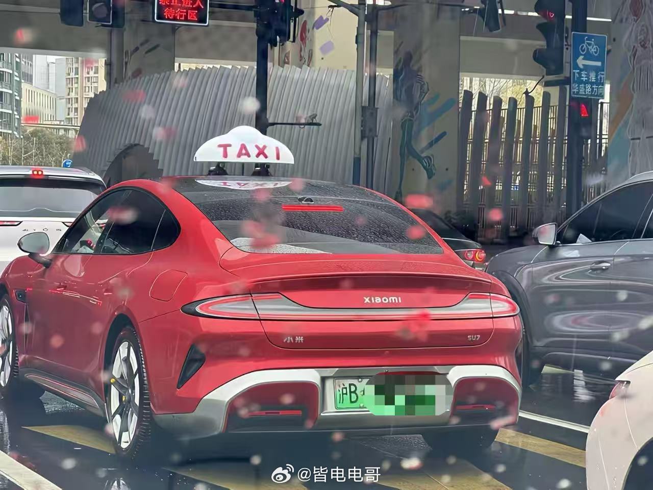 在上海你甚至能看到跑出租的SU7小米su7已经进军出租车行业了
