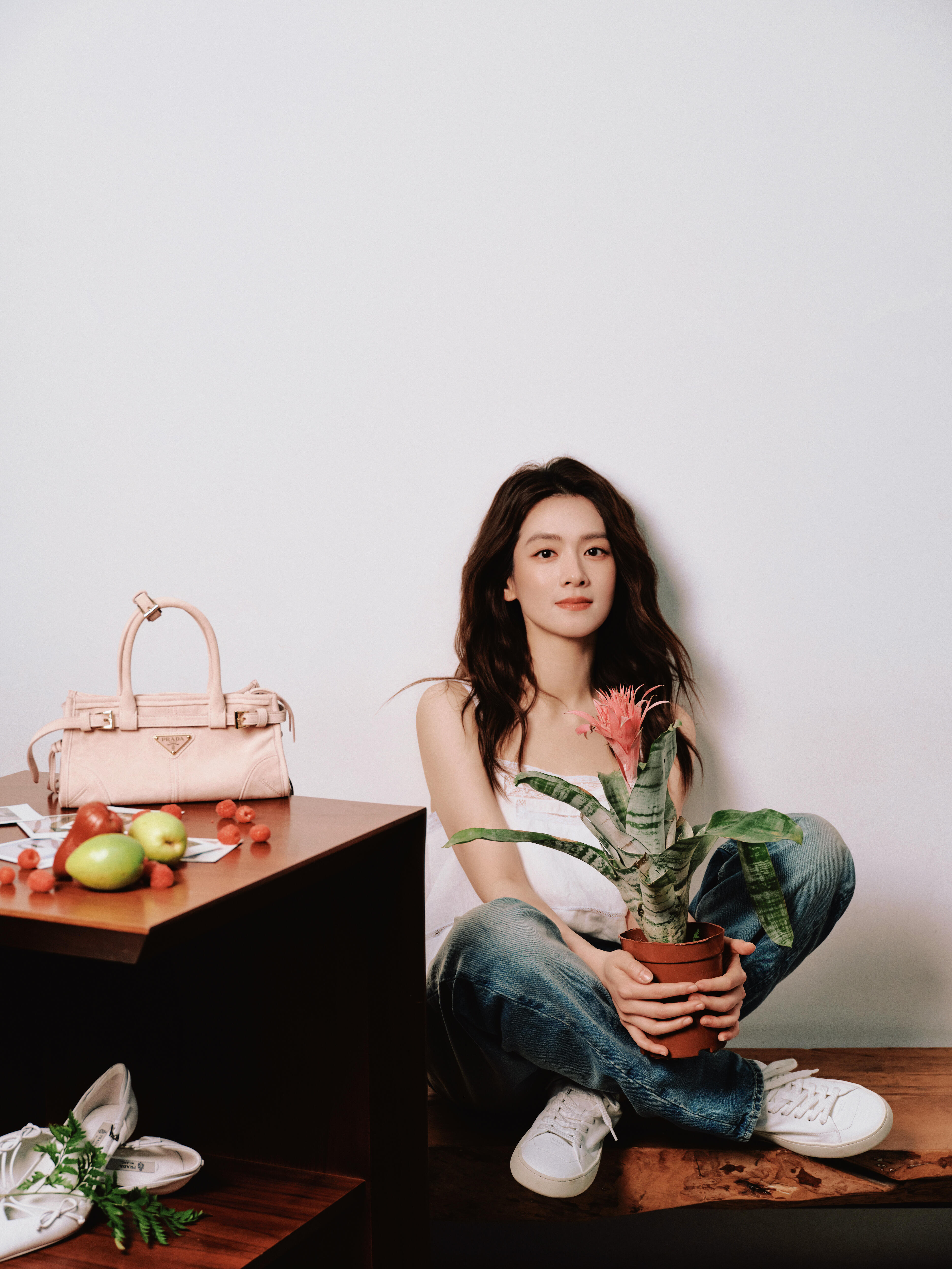 Prada 女郎的明媚春夏🌿💗品牌大使全新 PRADA 大片，身穿纯白蕾丝吊