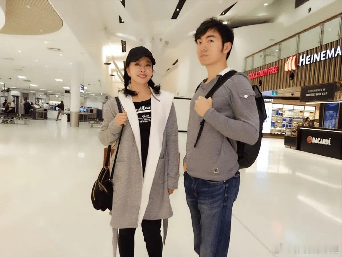 刘晓庆真的跟小鲜肉更搭啊！ ​​​