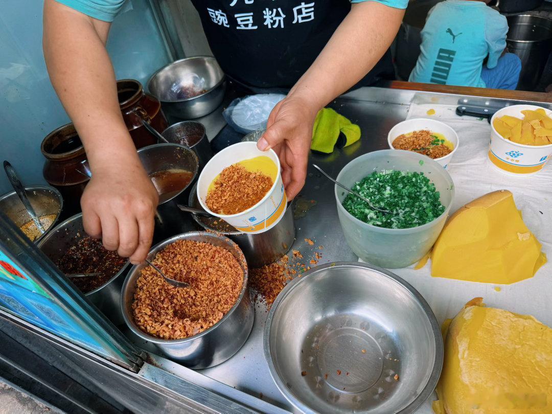 我们抵达大理的航班是晚上，打车回到酒店，收拾洗漱完毕已经很晚了。以我的精力和体力