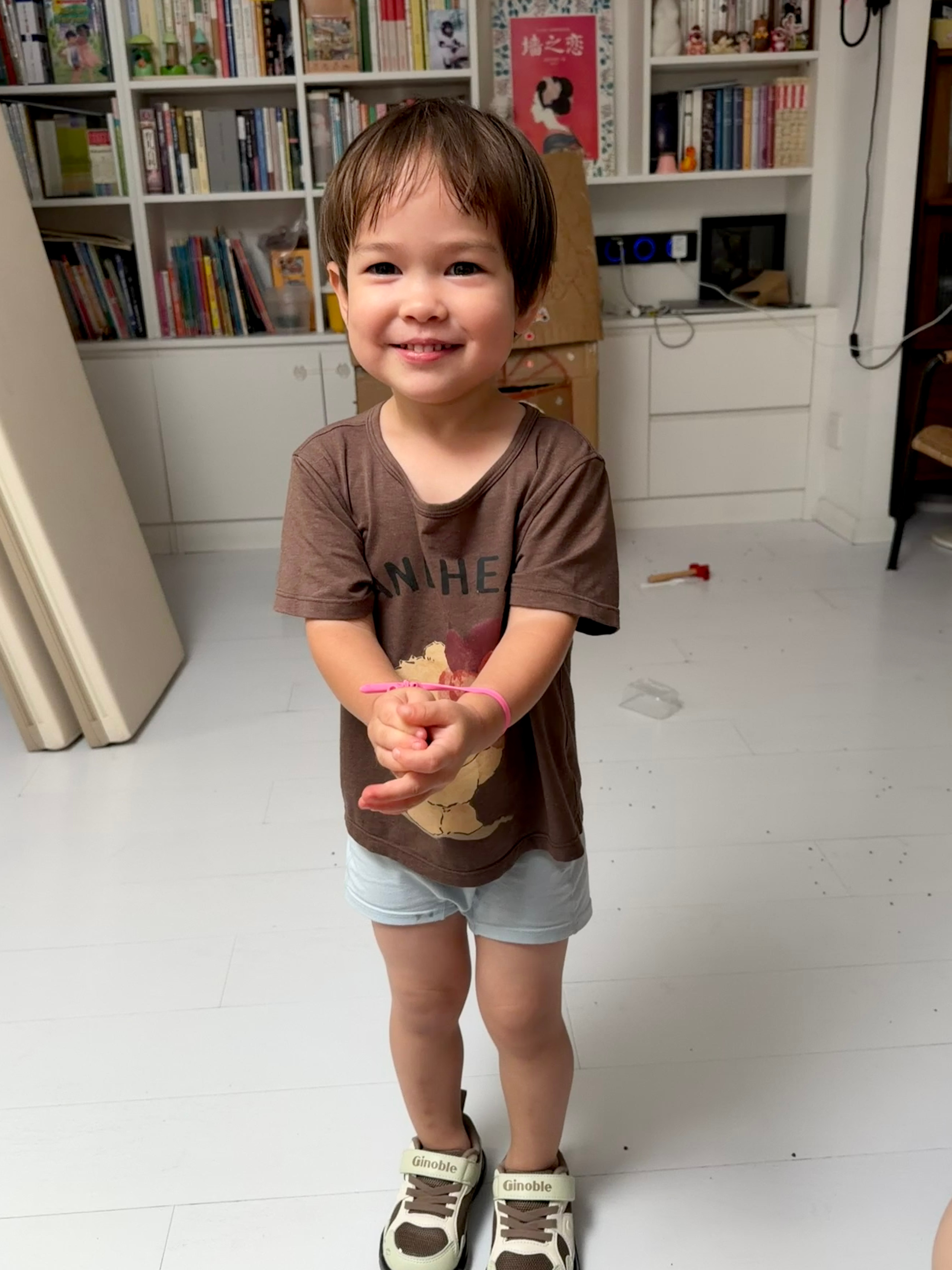 我是警察她是小偷。抓住一个小偷拷起来了，她说她认罪！ 
