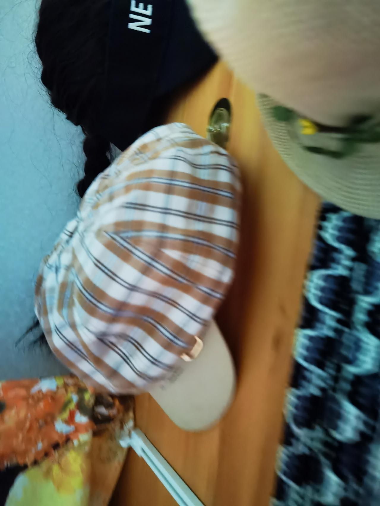 初中生戴什么帽子，没什么统一的规定。初中生戴帽子，是自己的事，自己喜欢戴什么颜色