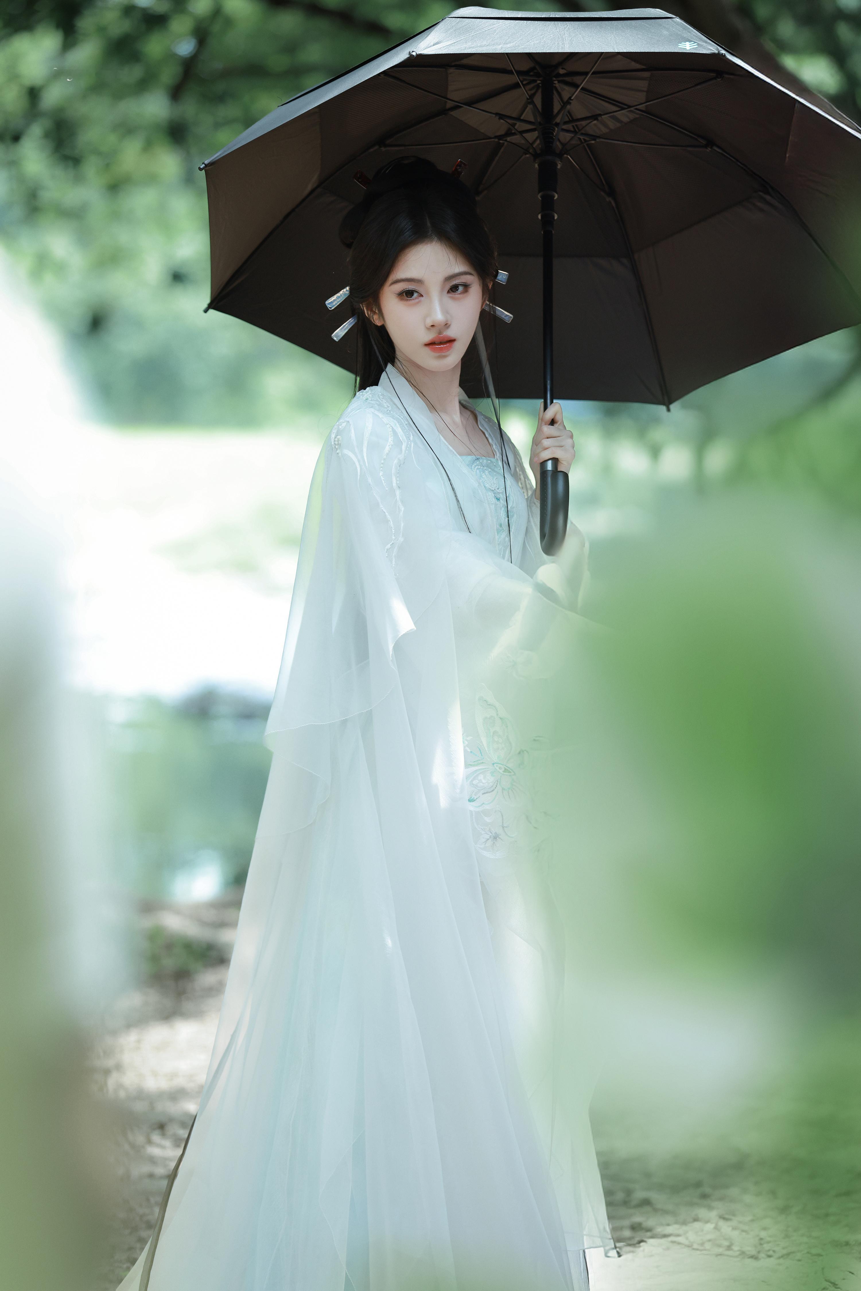 清冷阿黛～～～🍃🍃🍃鞠婧祎 《来战》阿黛白衣+像筷子的簪子头饰 ​​​
