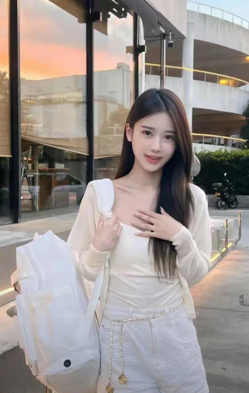张伟和王芳的故事悄然上演。张伟，一个憨厚老实的青年，年过三十，仍孤身一人。而王芳