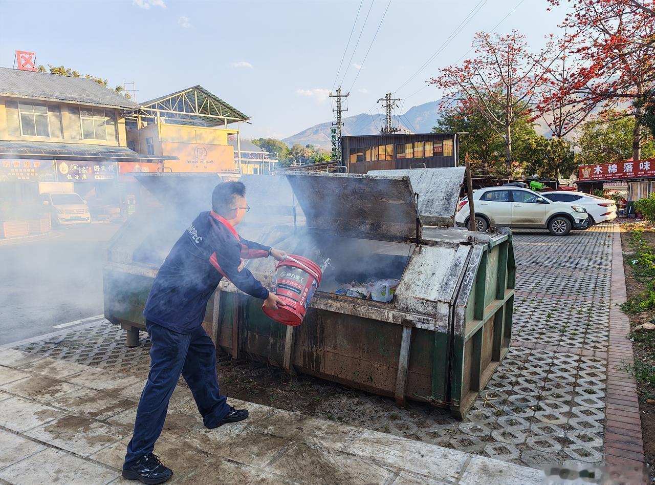 【垃圾桶突燃大火，石化员工60秒扑灭守护社区平安】2月25日13时，中国石化云南