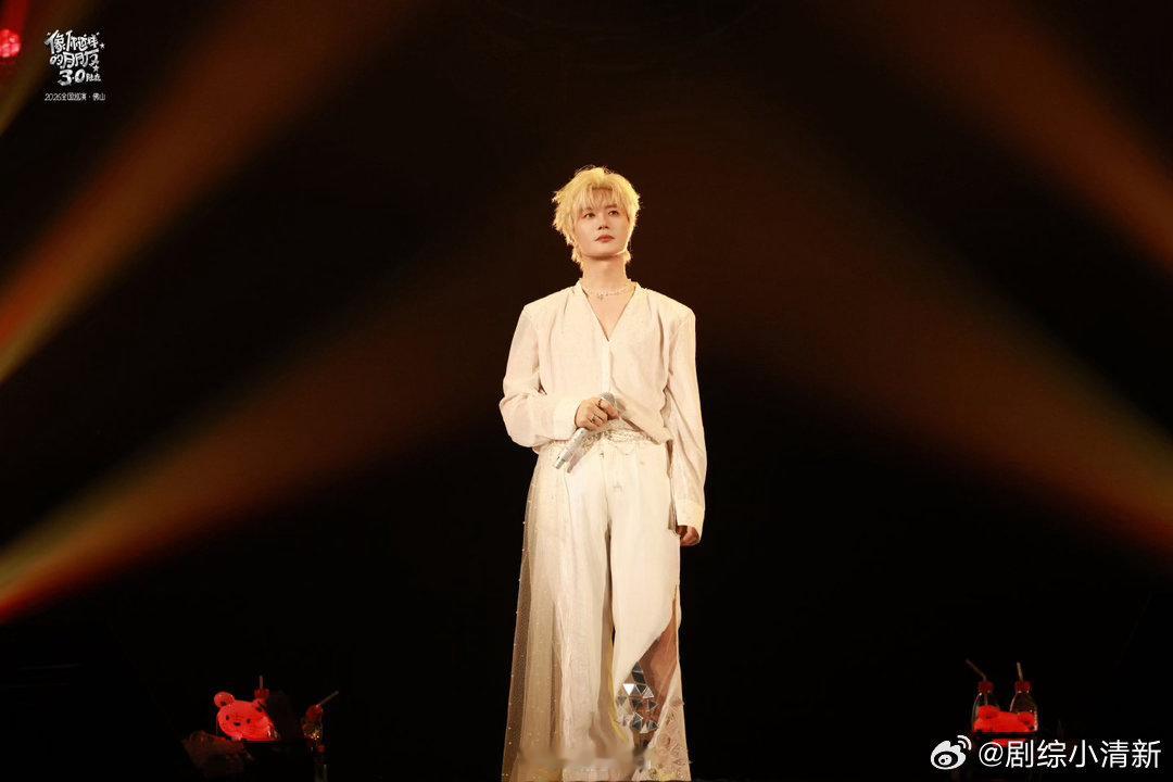 陆虎谢谢佛山 舞台上的灯光灭了，但歌迷手里的星光没灭。陆虎说谢谢佛山，佛山说谢谢