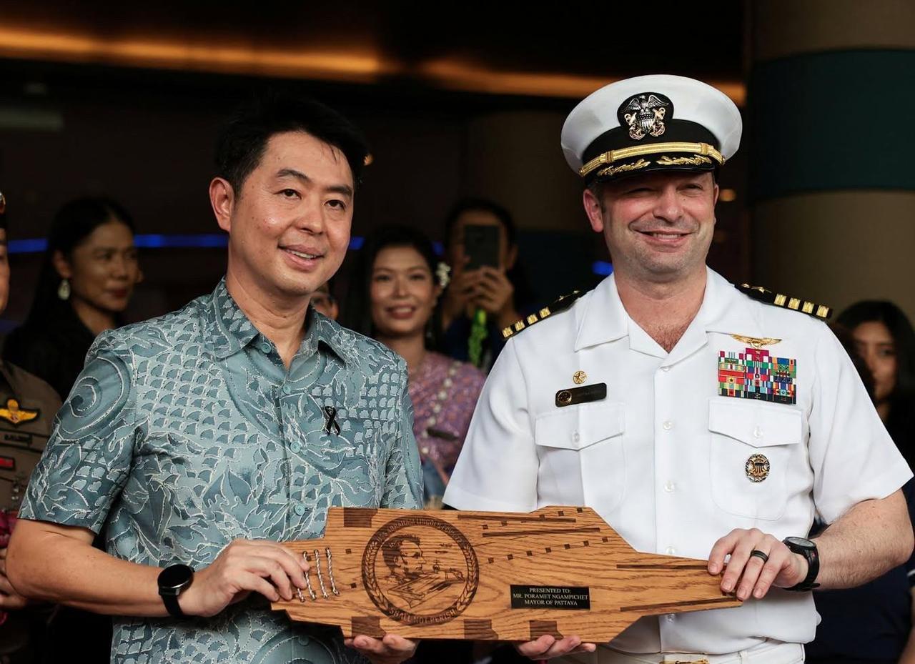 美军“林肯”号航母舰长向芭提雅市长赠送了纪念品，舰上约5000名官兵也将分批上岸