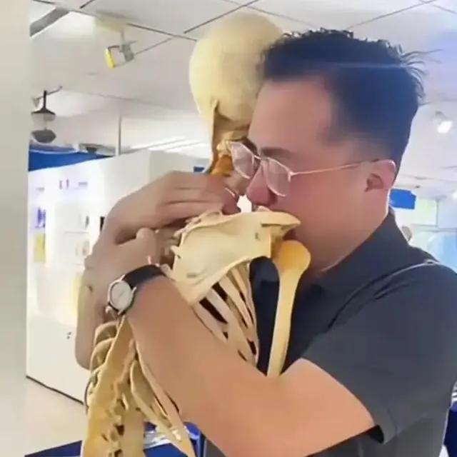 韩炜医生抱着张金哲院士的骨骼标本哭了。不是演的，是真哭，肩膀抖得厉害。那天是张院