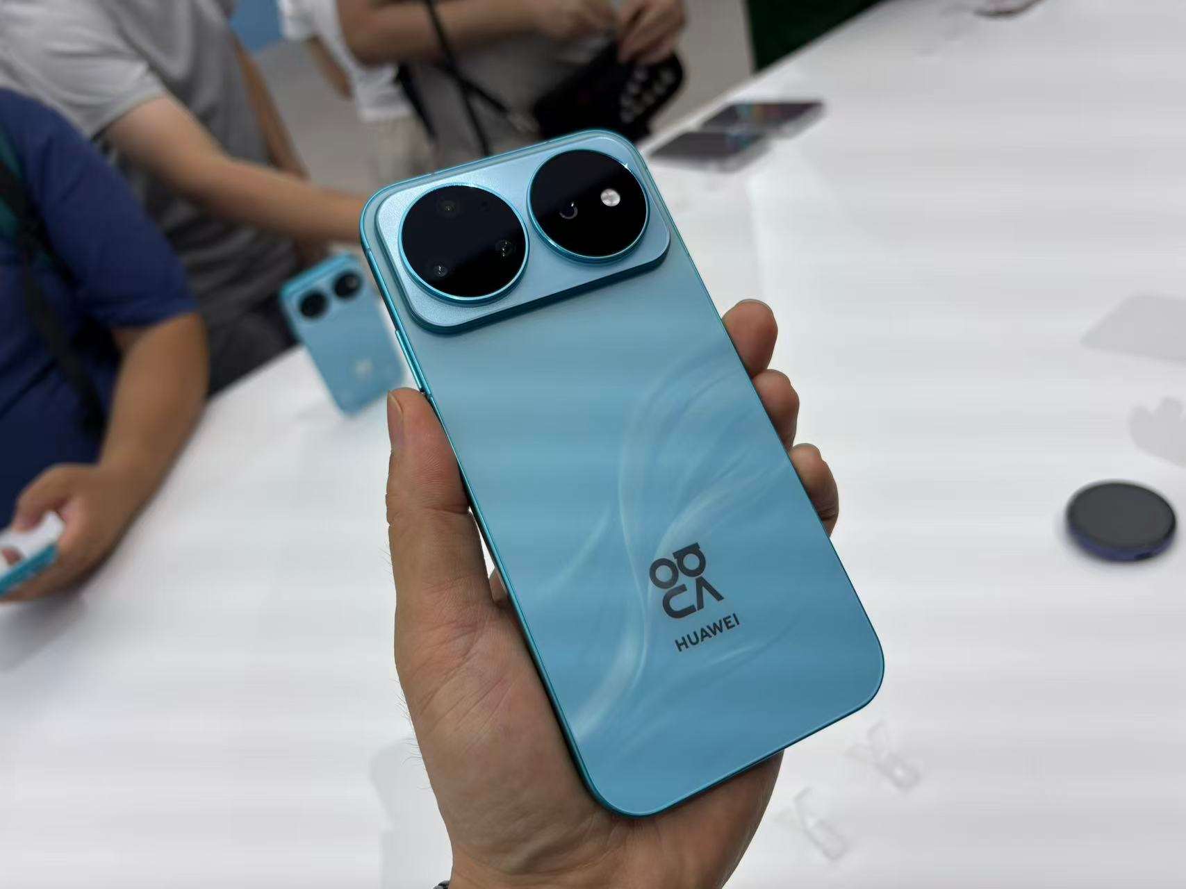 华为nova16作为系列十周年重磅新机，这次真的诚意拉满，直接把中端机的配置卷到