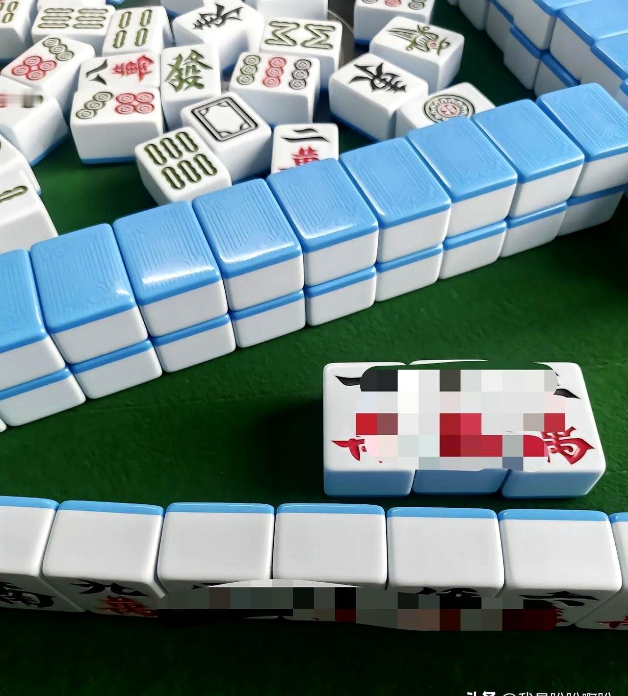 一天输掉8万块，我姐夫差点被村里人“活埋”在牌桌上。
 
村里几个熟人，热情得反