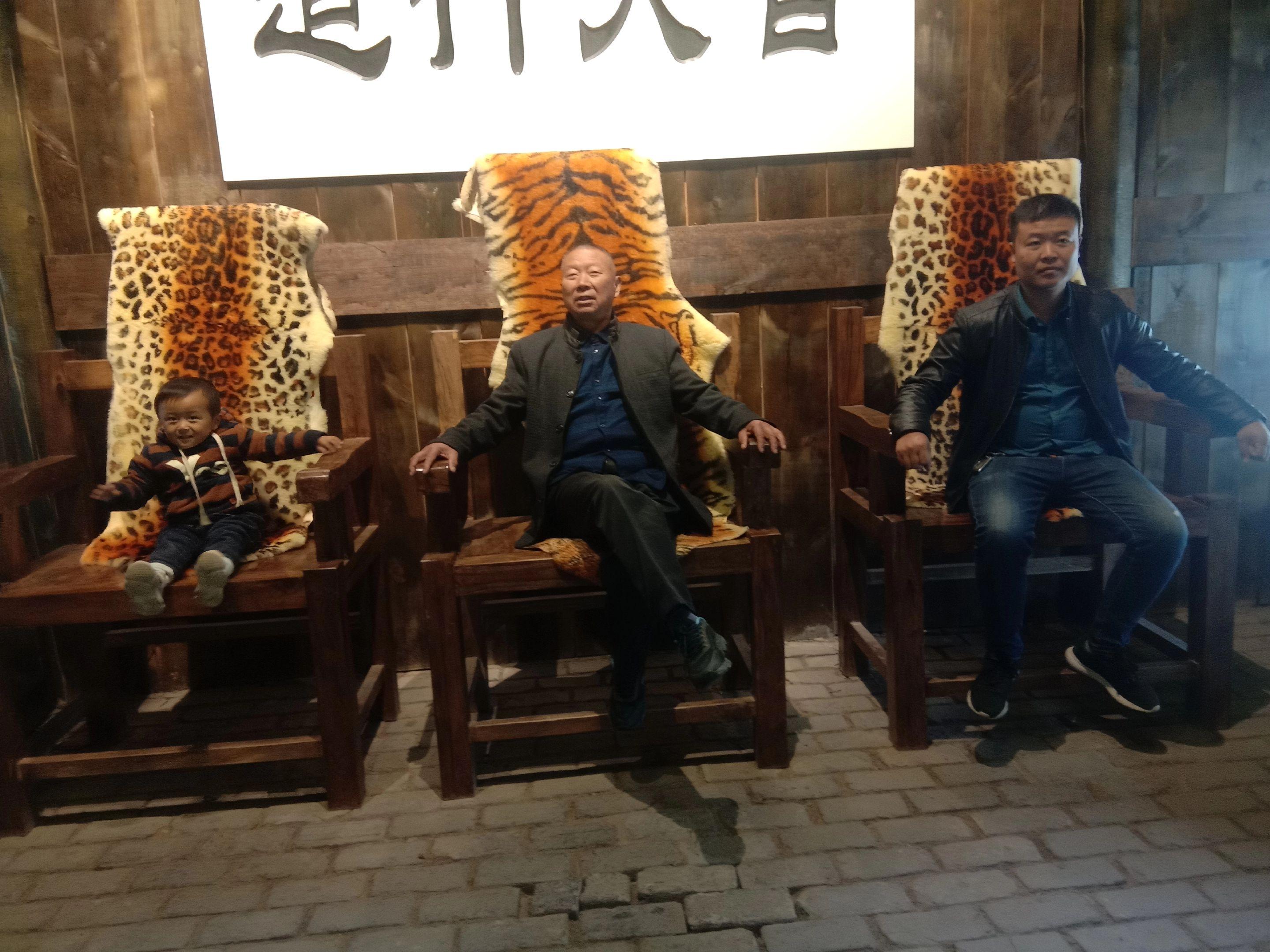 木椅上的虎皮，是爷爷的“王者座驾”，爸爸的“中年稳重”，孩子的“未来C...