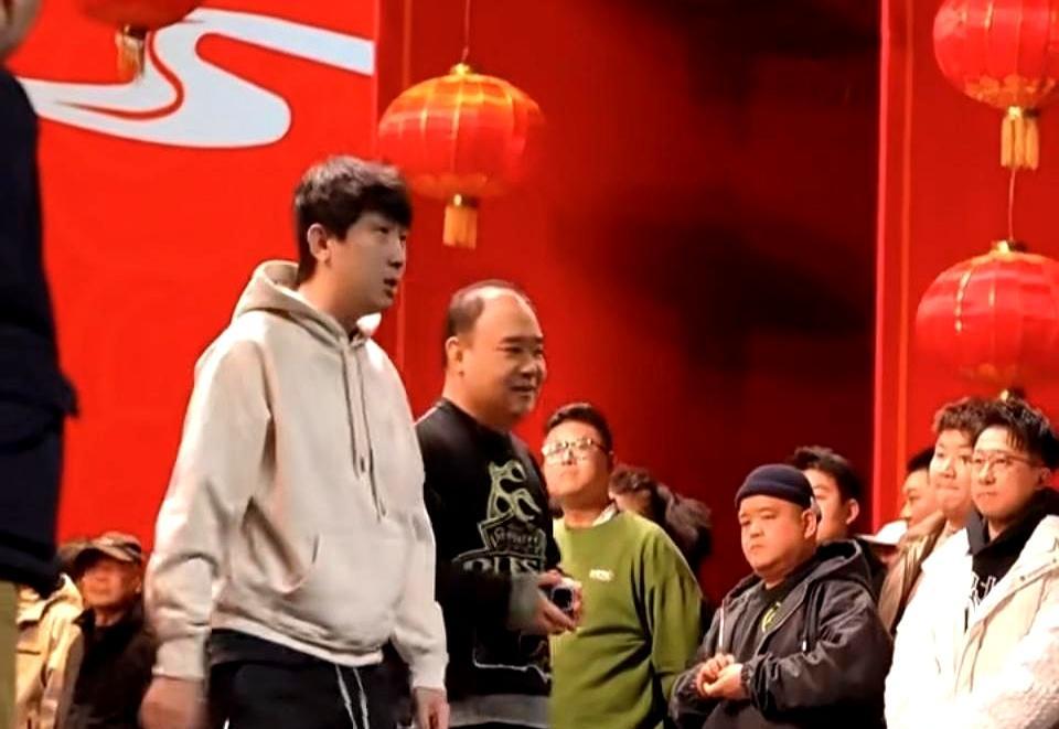 封箱夜，别人成双，尚九熙身边只剩“临时工”侯震。
前搭档何九华挽着新流量秦霄贤撒