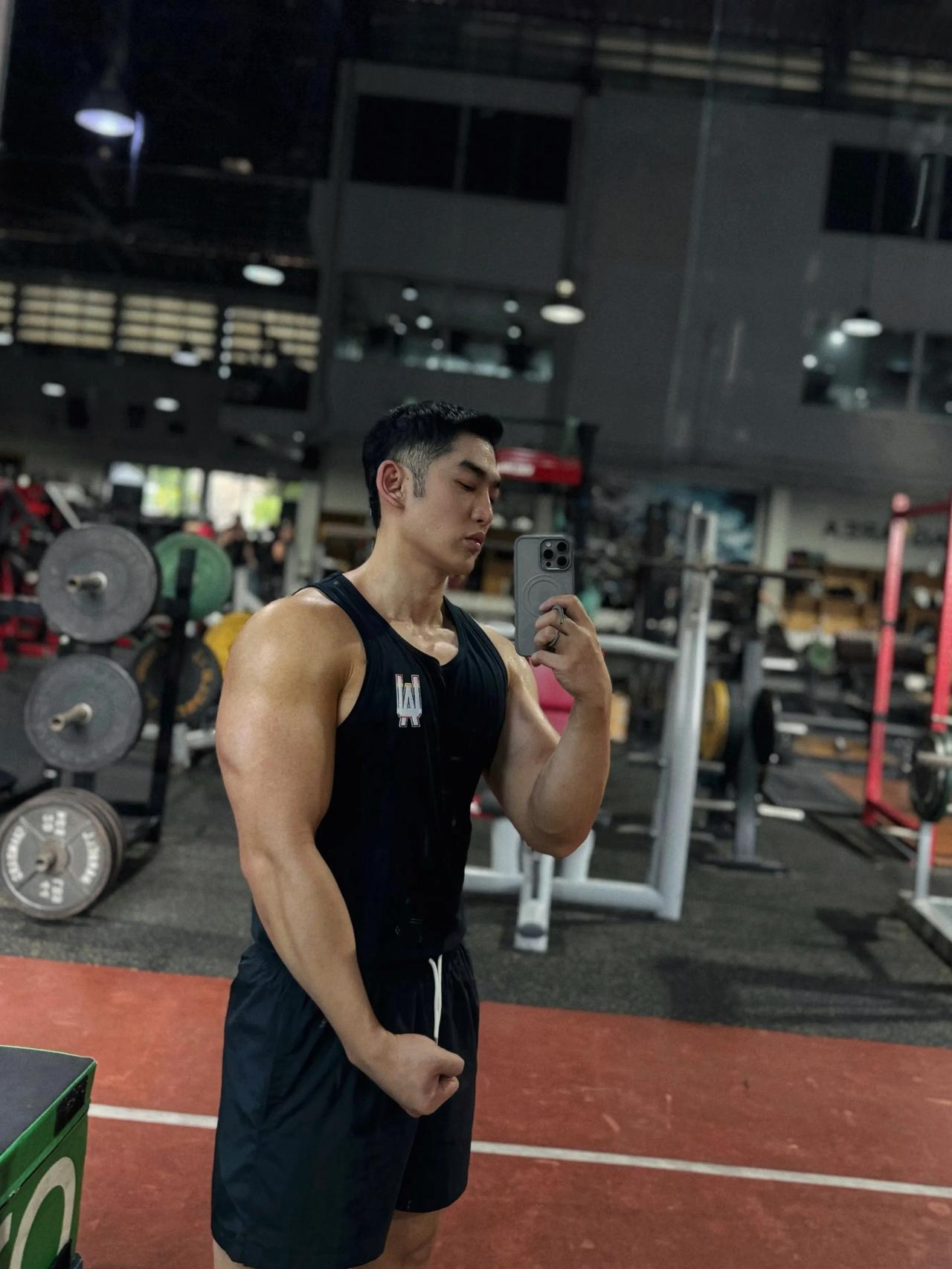 第一次健身忘带耳机，平时不解为何许多人训练需结伴同行，今天才明白，原来我的搭子是