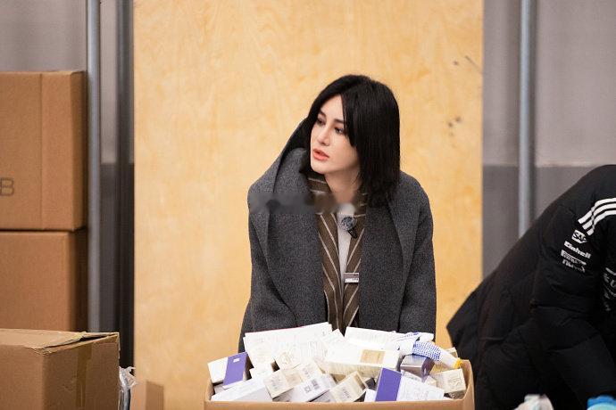 尚雯婕被张雪触动 佩服尚雯婕的思考深度，张雪的故事让她看到了综艺之外的东西。草根