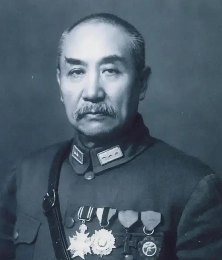 1949年，太原解放前，10个特务刚杀了一批地下党员，正在喝酒庆祝。可特务不知道