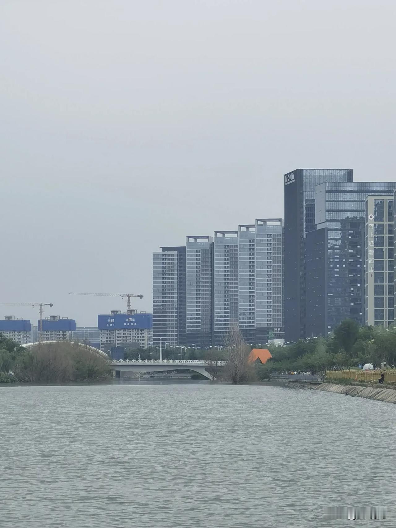 你觉得西安北郊跟南郊差距有多大？北郊未来能不能追赶超越？

这几年北郊发展也进了