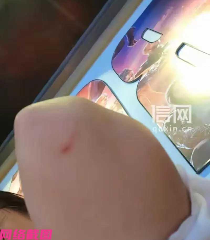 济南有女子在一家超市购物时，购物途中却被超市的员工拿着榴莲转身称重空隙间，和女子
