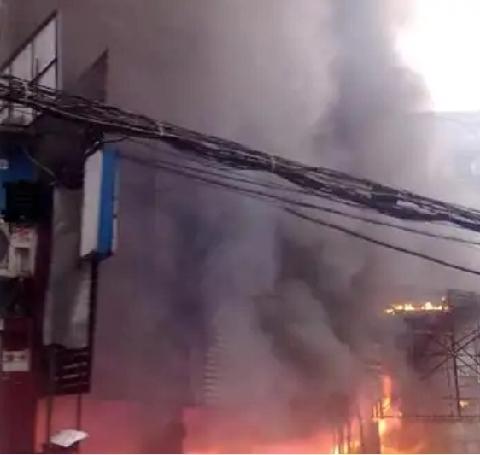 烧60小时！
亚洲最大时尚物流中心大火，1100万件衣鞋焚毁
 
当地时间11月