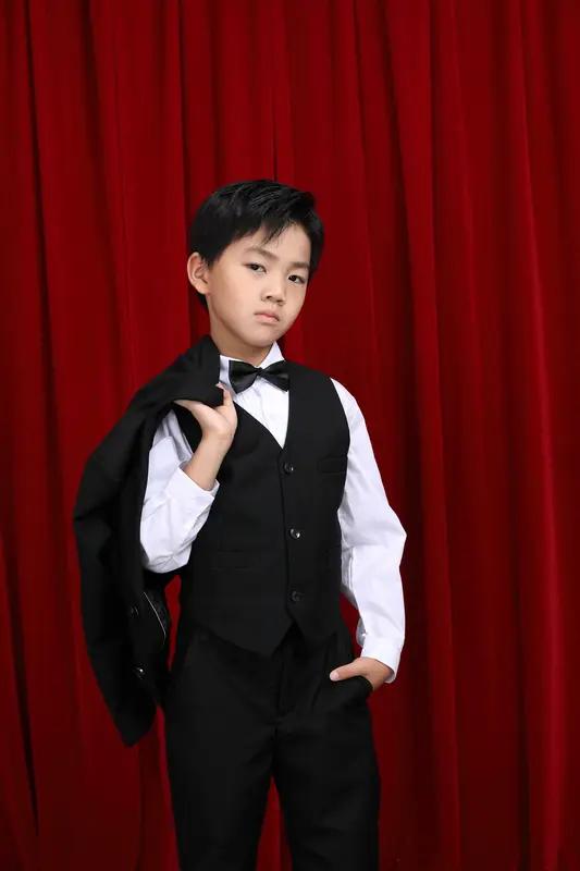 现在的小孩真厉害，杭州9岁男孩李星澄拍短剧一天能挣2000。他的演艺之路从5岁拍