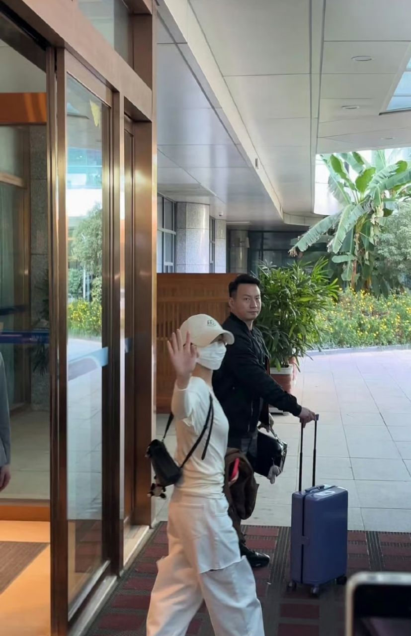#赵露思[超话]##赵露思抵达武汉路透##赵露思初秋奶白look#赵露思抵达武汉