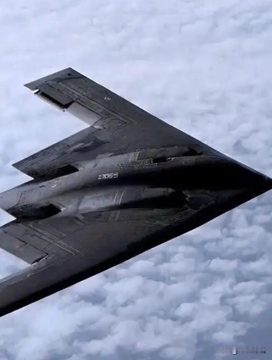 当7架B-2轰炸机在100多架护航机配合下空袭伊朗的消息传开，有人说“中国这下该
