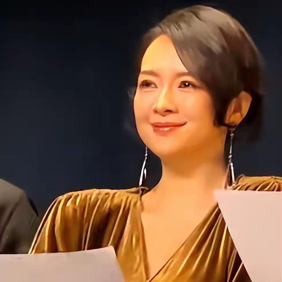 这不是戚薇吗，
结果再仔细一看竟然是章子怡！
章子怡最近颜值回春，
还剪了短头发