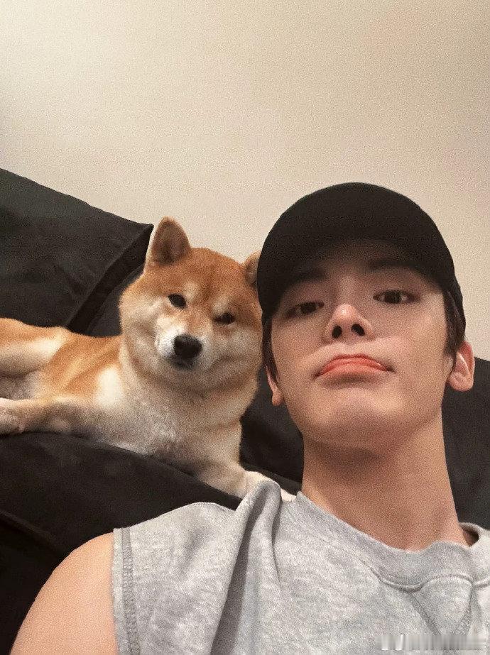 侯明昊空降笑到拍大腿！侯明昊这空降频率也太宠粉了，还记得他跨年翻牌95位粉丝的名