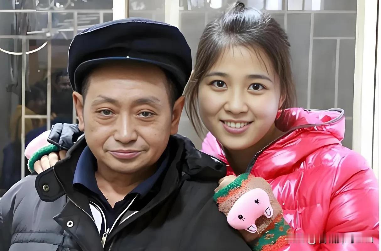 1990年，重庆36岁光棍邓和平捡到了一个女婴，不舍吃不舍喝将女孩养大，谁知，养