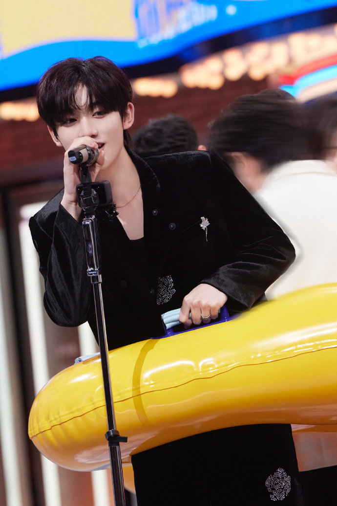 #丁程鑫钻石玫瑰外套# 又帅了~丁[哇] #你好星期六# 穿搭钻石玫瑰外套苏感满