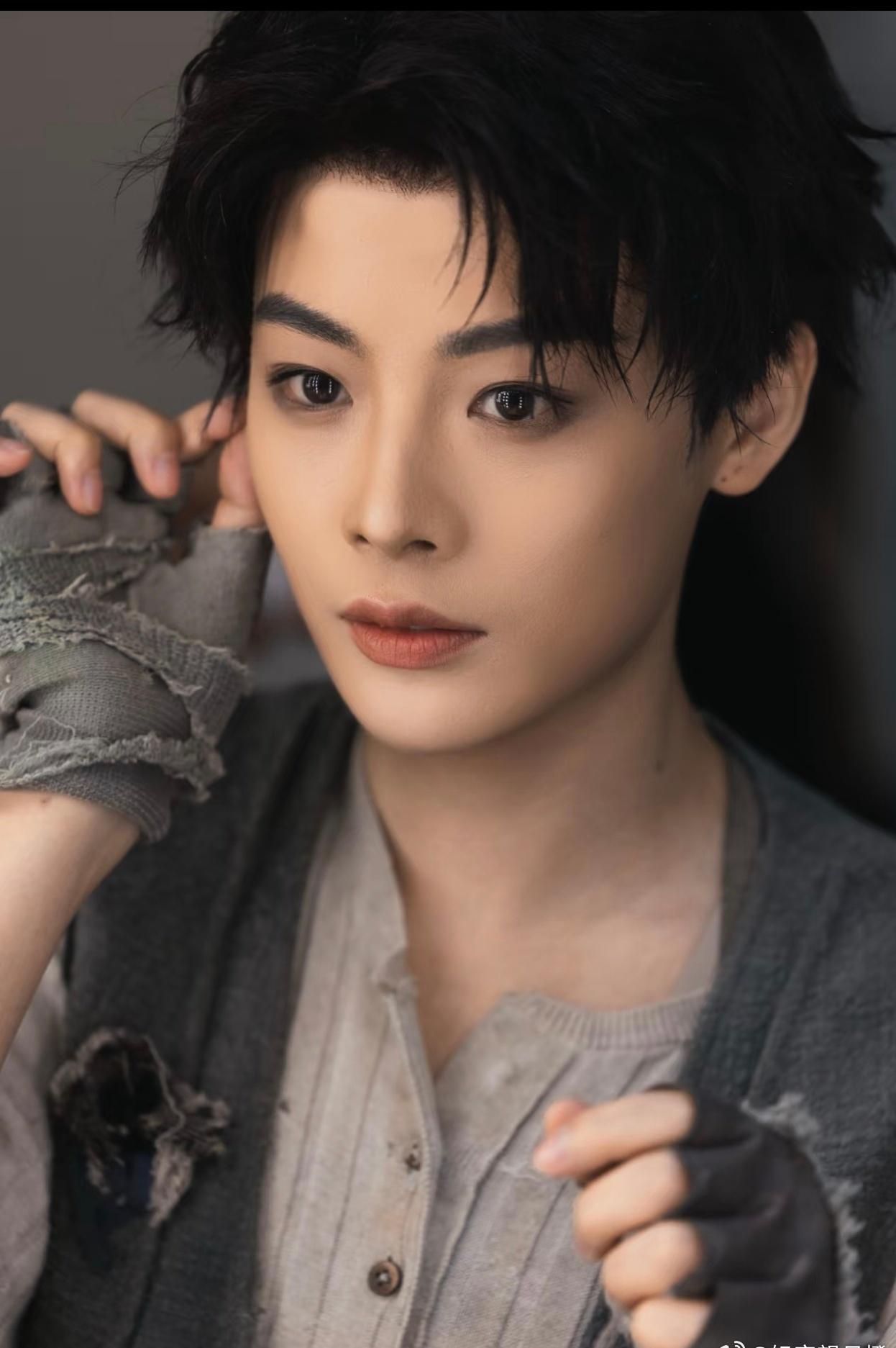 中国青年最高荣誉——中国青年五四奖章获得者，中国舞台艺术国家级最高奖项——文华奖