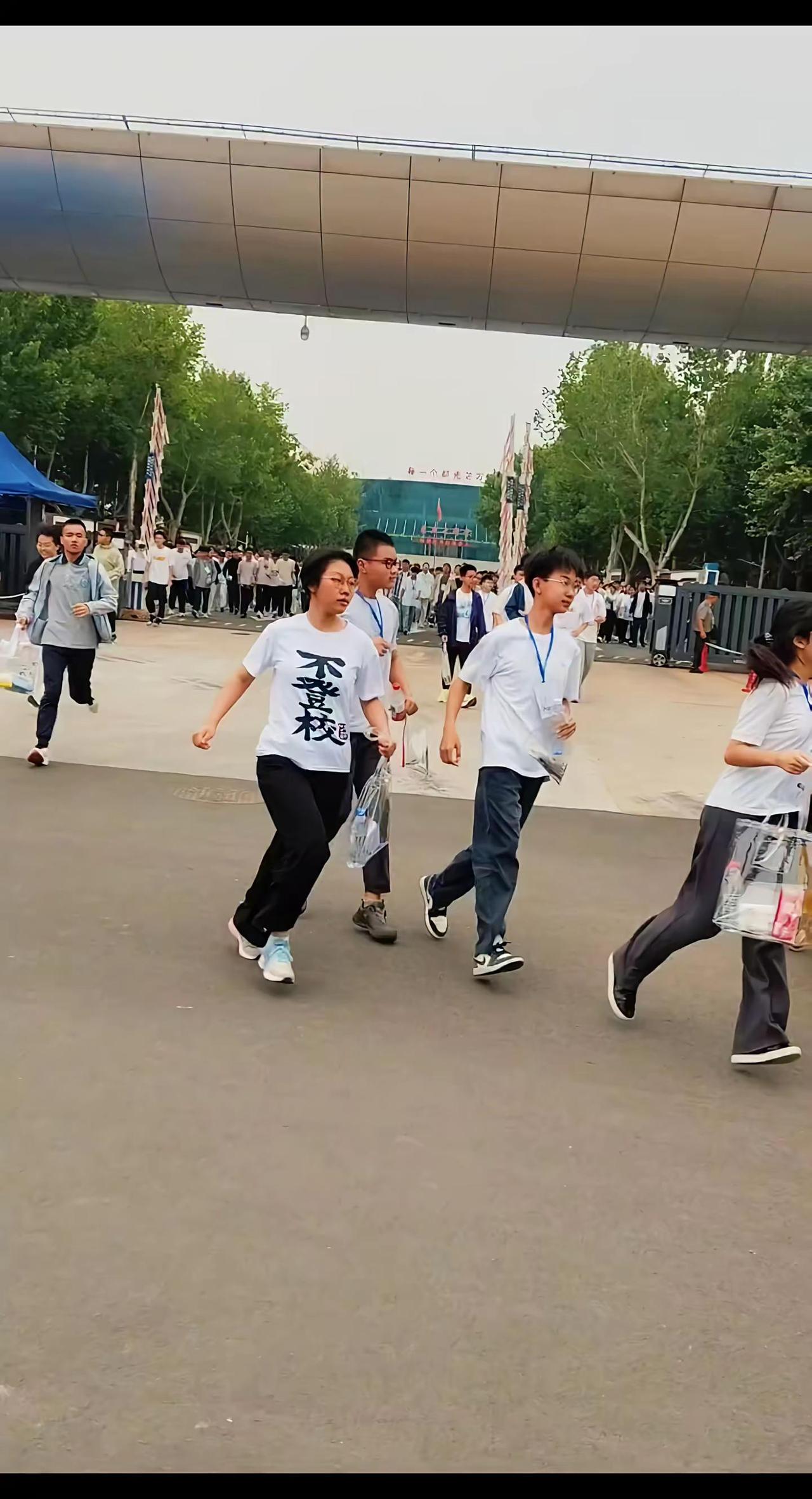 奔跑吧学子们收到录取通知要必须办妥的六件事孩子们的家长不可忽略哟