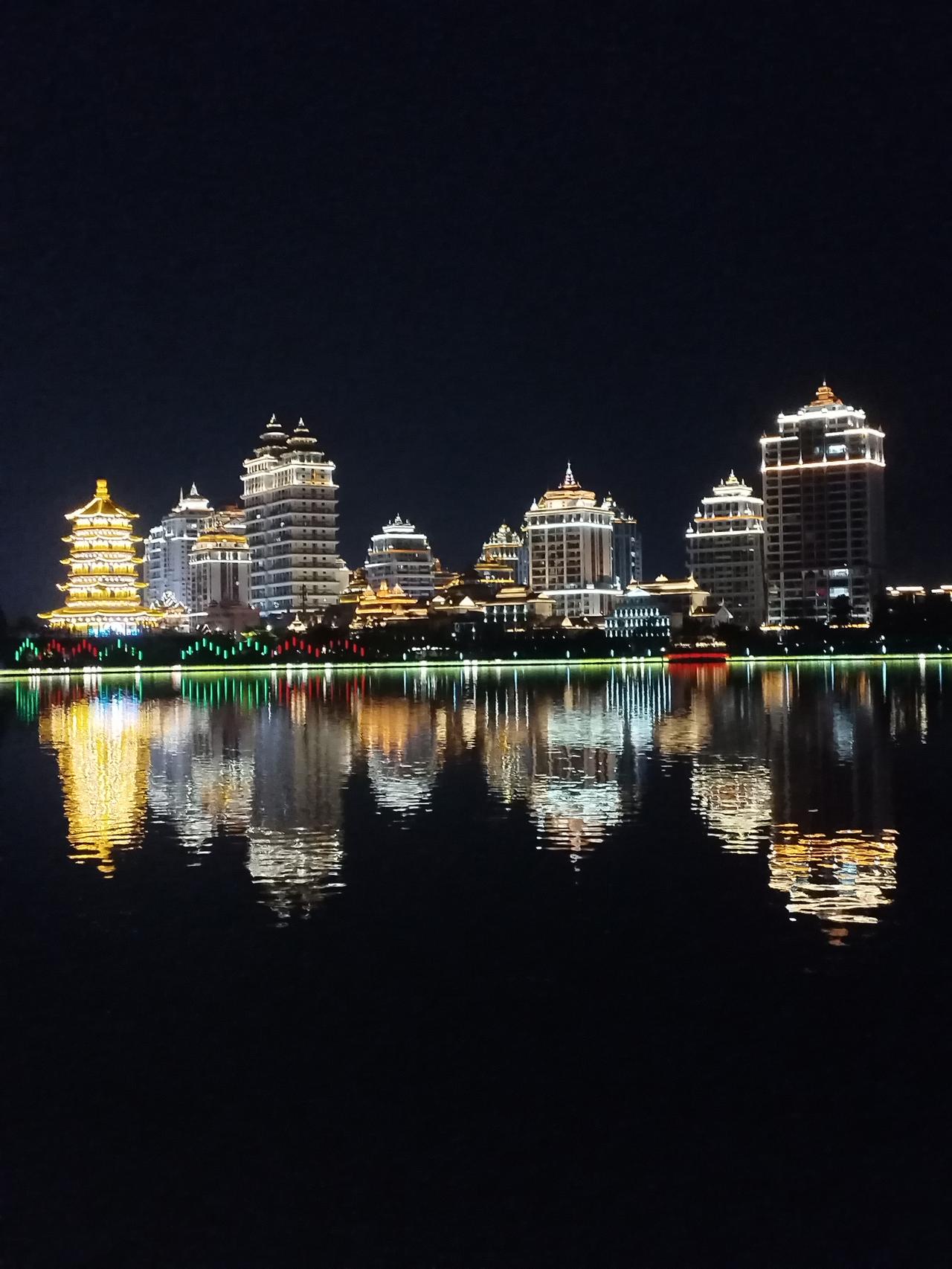 有的建筑周身镶嵌着明亮的灯带，勾勒出它挺拔的轮廓，在夜空中显得格外醒目，仿佛是守