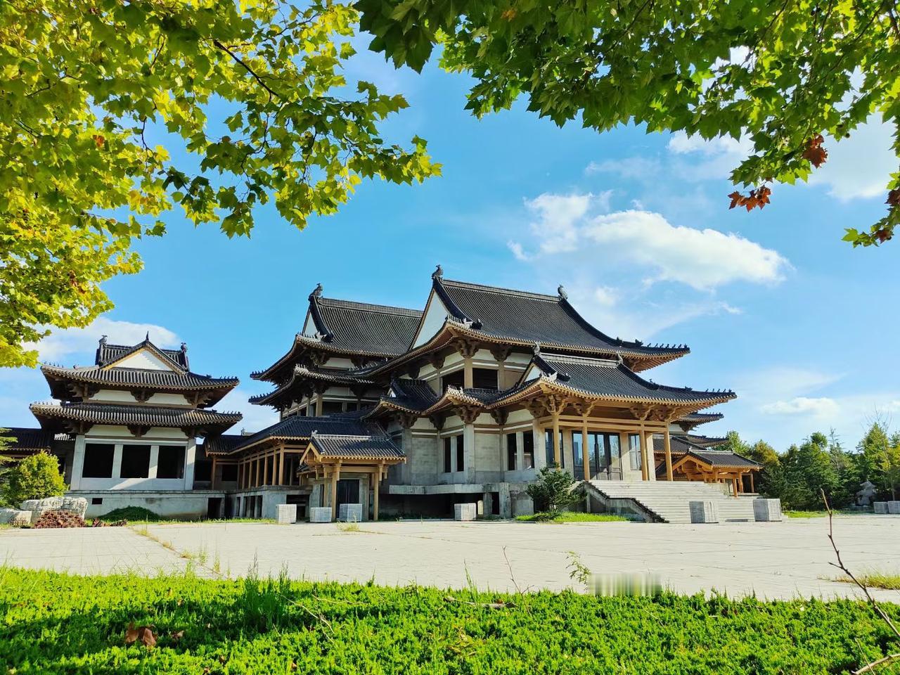 我想在山东威海乳山“福如东海公园”，依着山傍着海，沉浸在这水天一色的美好，把心愿