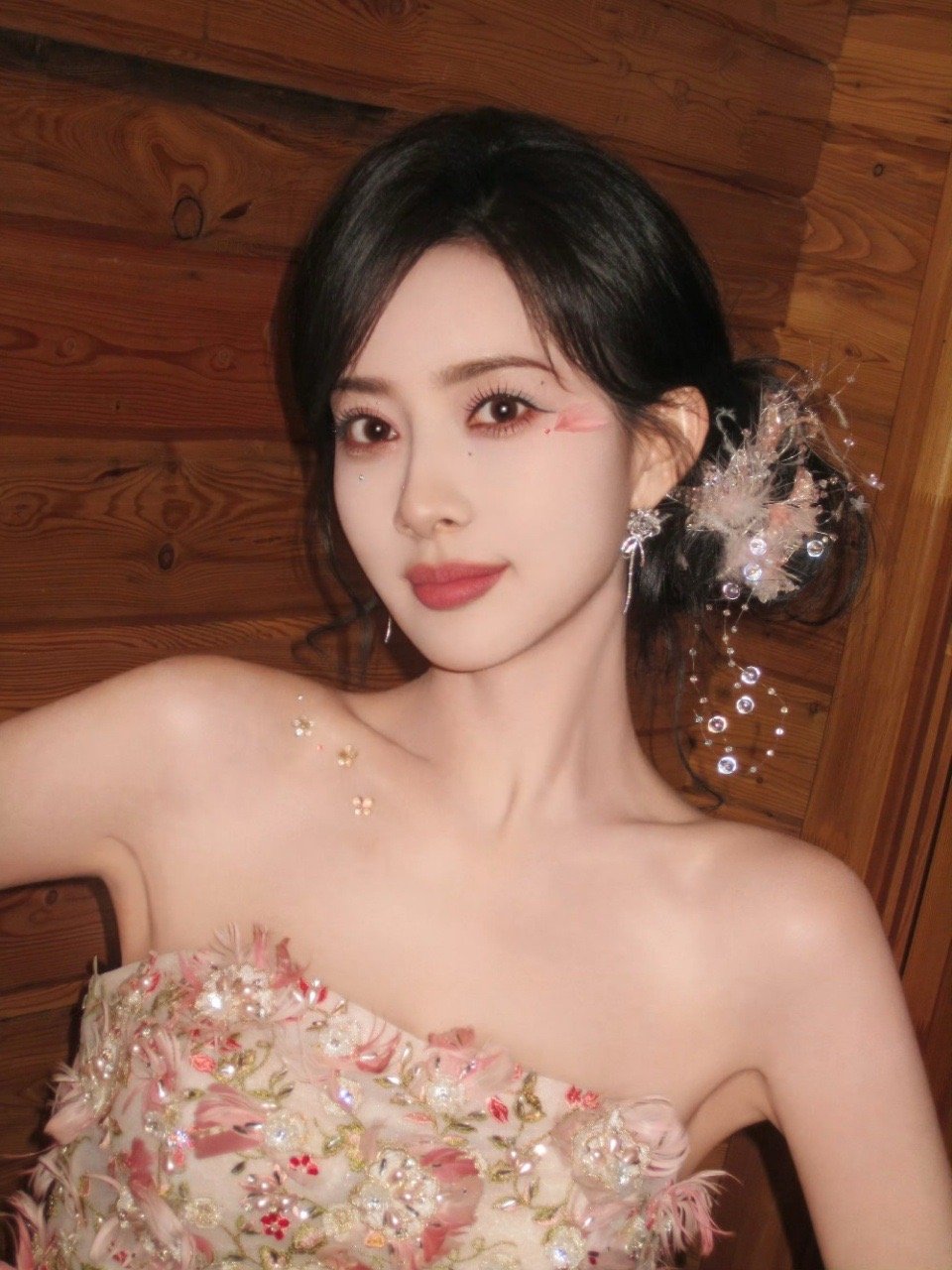 孟子义wink花仙子 家人们快看！孟子义在花丛里转圈wink，花裙子跟着飞扬，笑