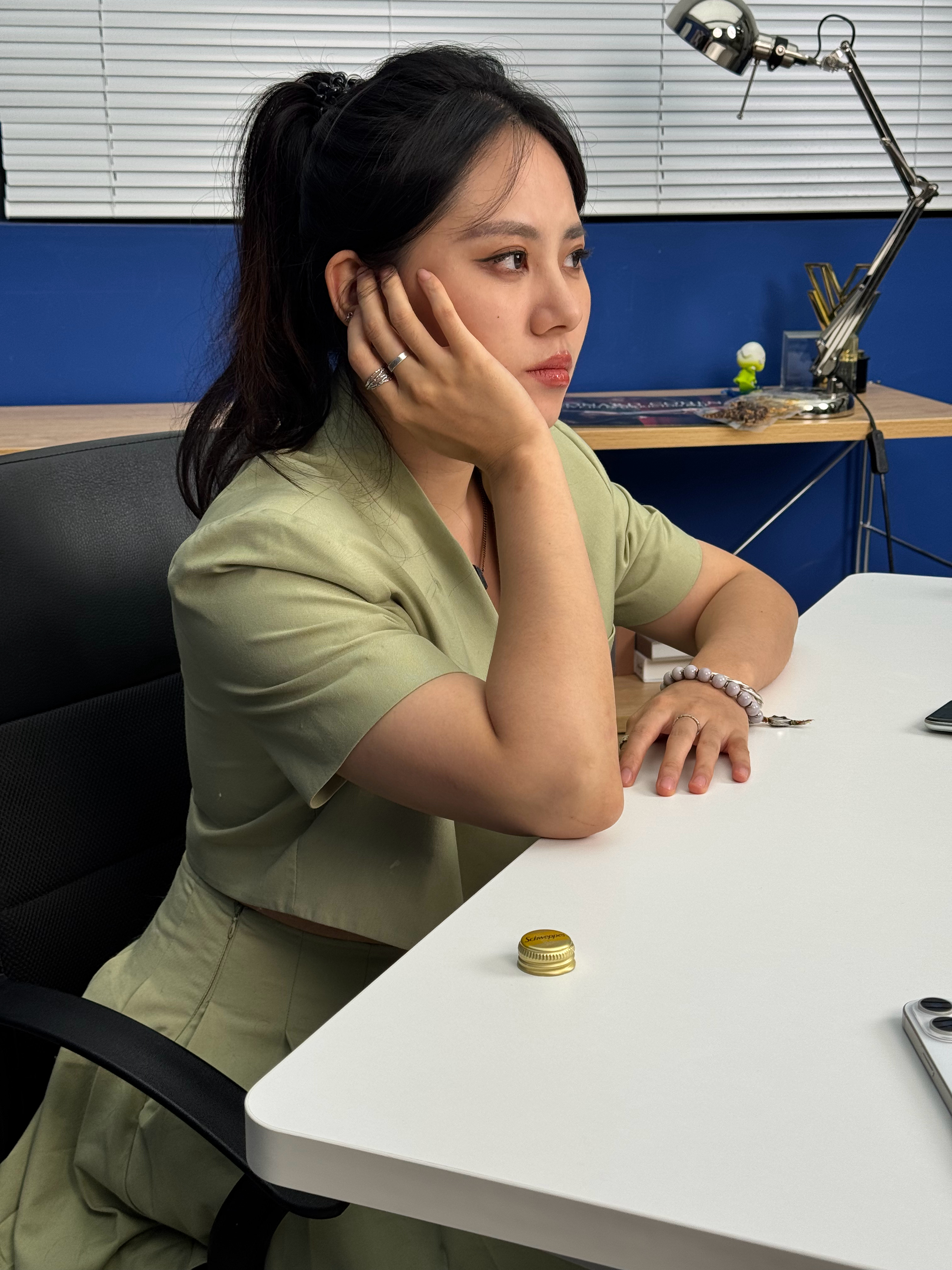 表妹太辛苦了，为了赶苹果发布会的最新资讯，现在还没有回家睡觉苹果发布会 ​​​
