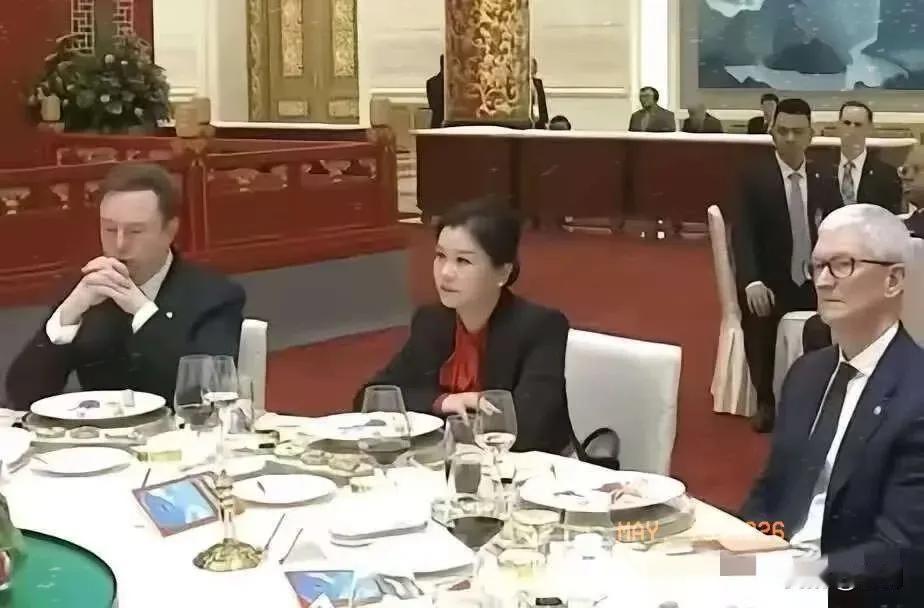 很多人好奇坐在马斯克和库克中间的女人是谁？她叫周群飞，早年出生于湖南湘乡，大专学