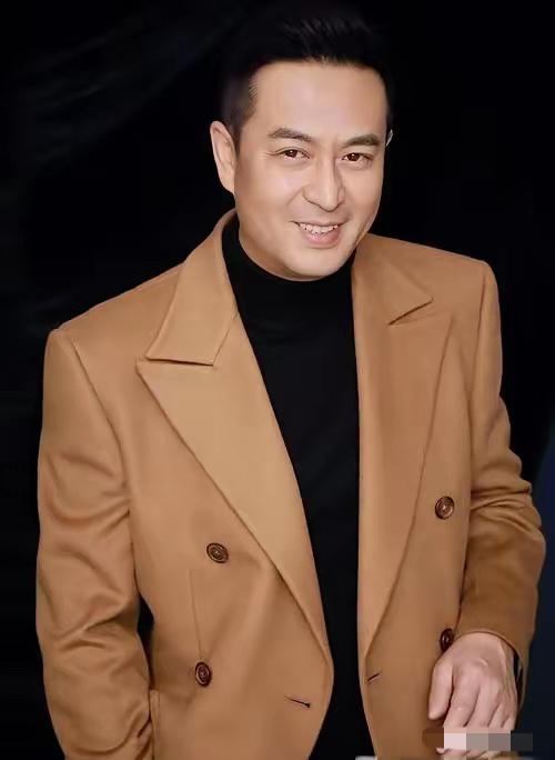 1995年，孙浩把刚拿到手的10万块《中华民谣》奖金，塞了厚厚一叠给穷跑龙套的张