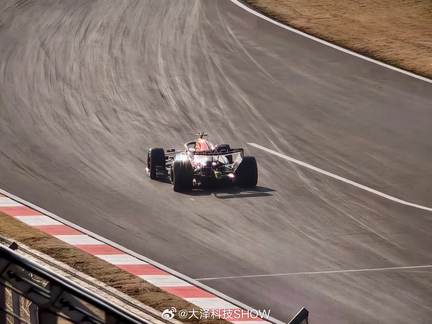 今年F1中国站是真的火，现场观赛人数创了近20年新高，门票从普通看台到围场票基本