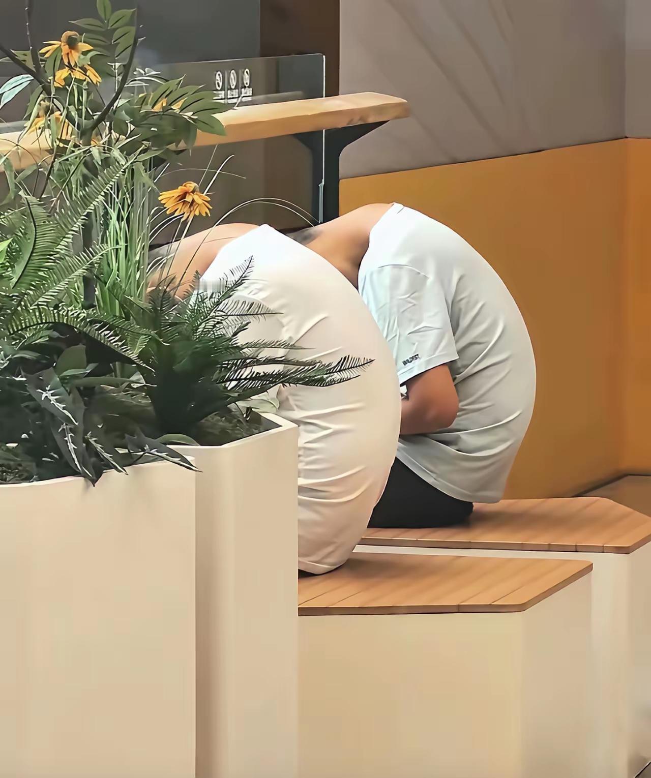 这脖子都快成90度角了，父母也不知道管管吗？现在的手机游戏比电脑游戏的残害更严重