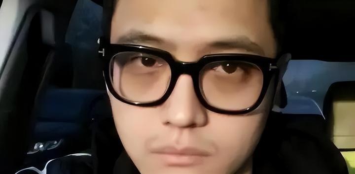 7月，凌晨3点，农产品批发市场外，一个戴着破旧鸭舌帽的中年男人正蹲在马路牙子上，