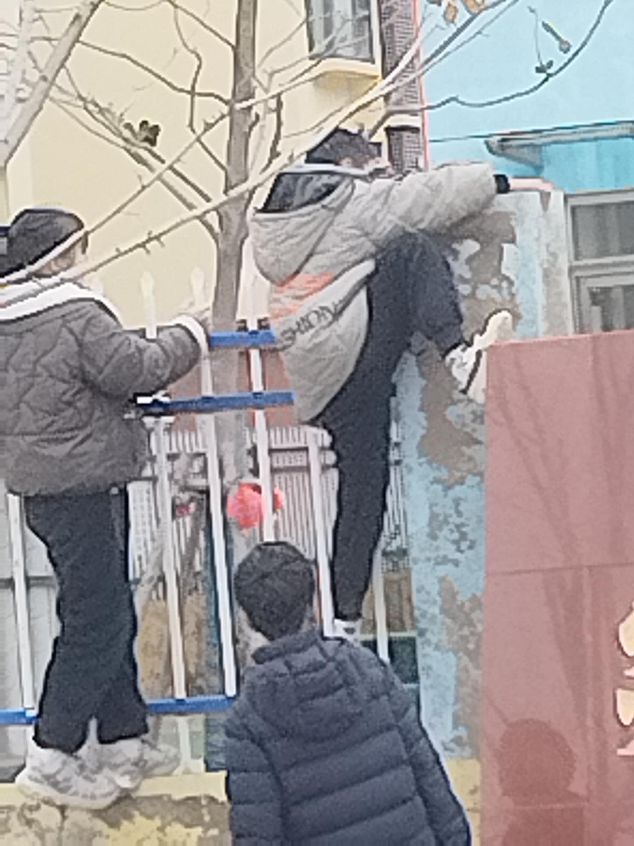 实在太危险了，希望家长严格管教孩子。