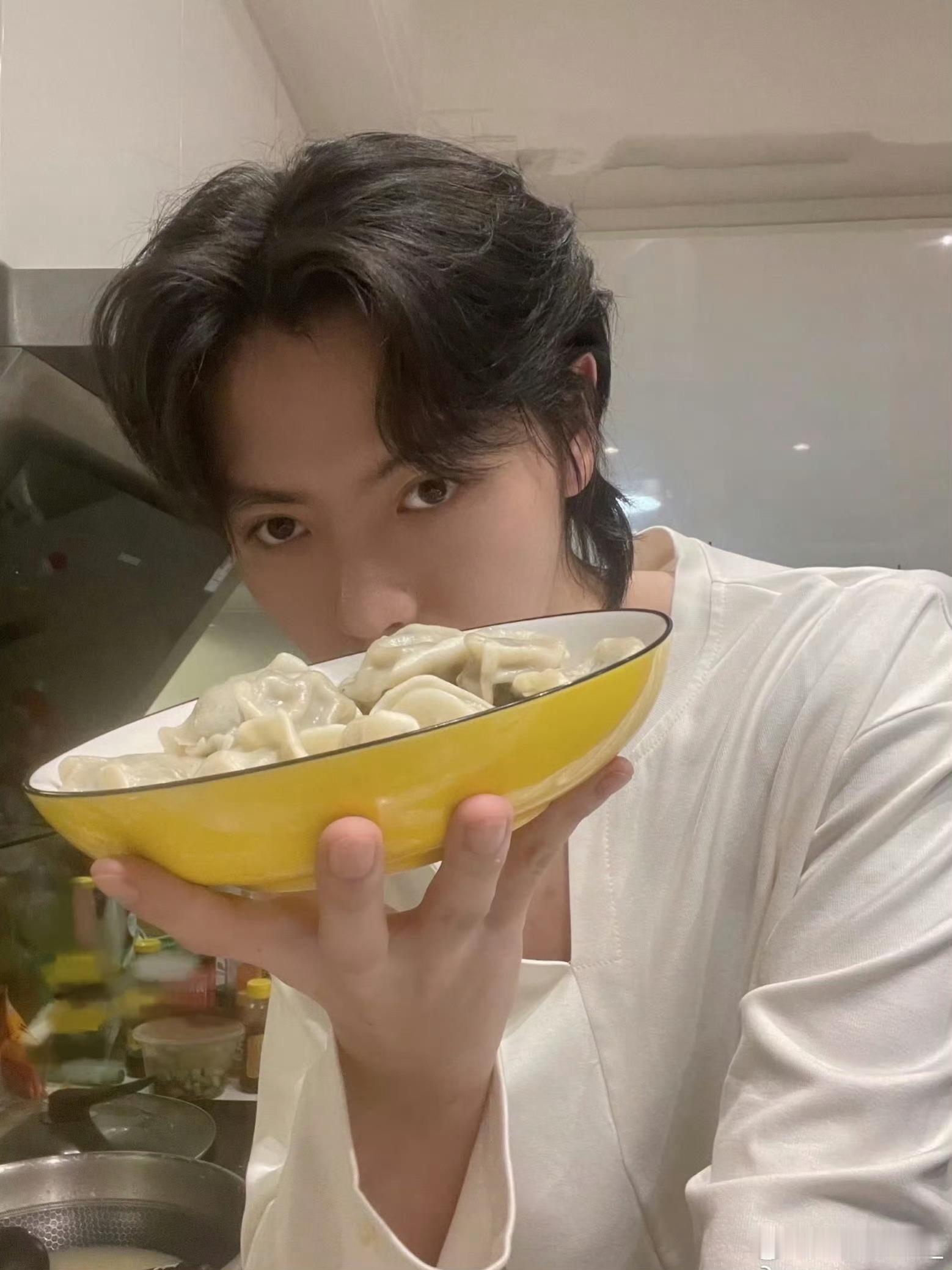 肖宇梁 冬至快乐哇！大家都吃饺子了嘛，肖宇梁说饺子是暴富秘籍哦～向全世界安利肖宇