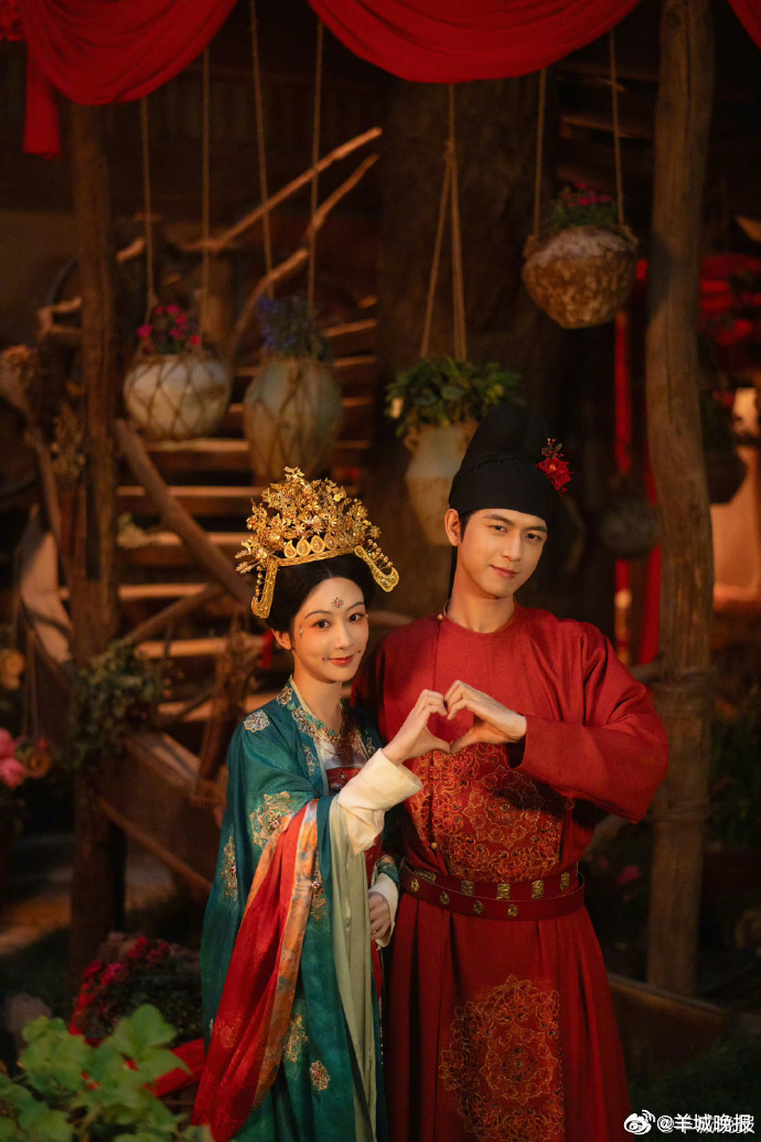 【这些女主角的凤冠霞帔，你Pick哪一套？】作为东方女子最动人的盛装，珠翠环绕，